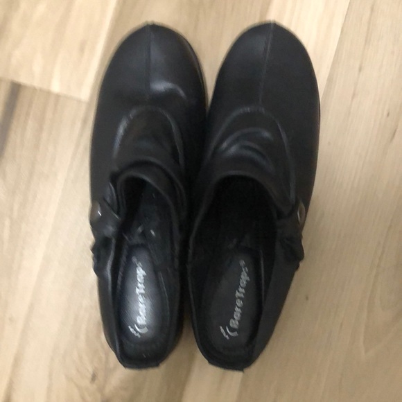 BEAR TRAPS CLOG BLACK LEATHER SHOES 1 1/2” heel In new condition - Picture 1 of 5